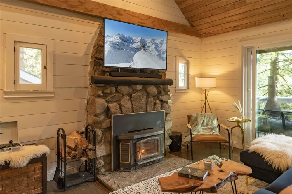 975 Mercury Way Crestline, CA 92325