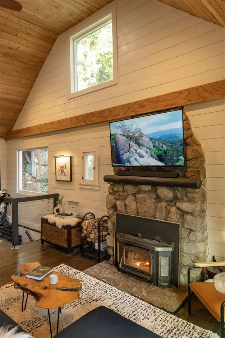 975 Mercury Way Crestline, CA 92325