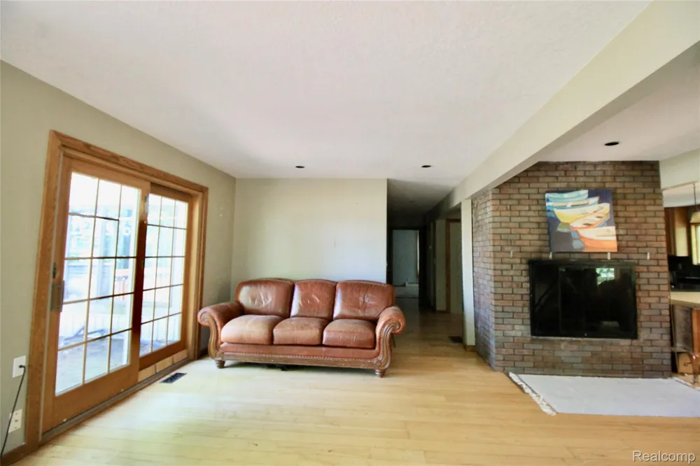 3515 Lahring Fenton City, MI 48451