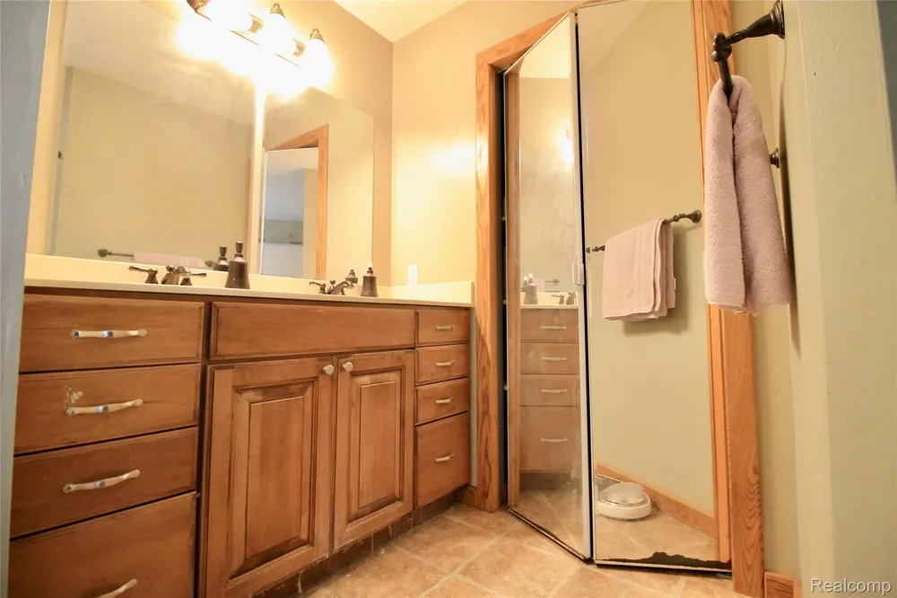 3515 Lahring Fenton City, MI 48451