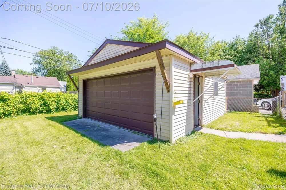 6053 John Daly Street Taylor City, MI 48180