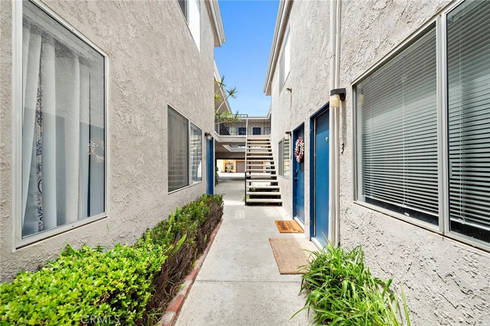 221 10th Street Huntington Beach, CA 92648