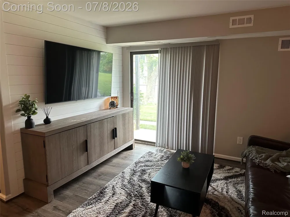 270 E 13 Mile Road #34 Madison Heights City, MI 48071