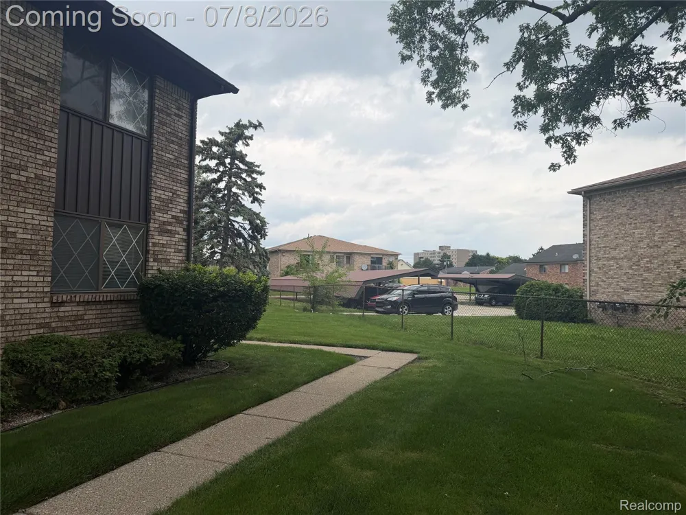 270 E 13 Mile Road #34 Madison Heights City, MI 48071
