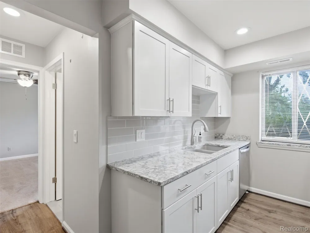 270 E 13 Mile Road #34 Madison Heights City, MI 48071