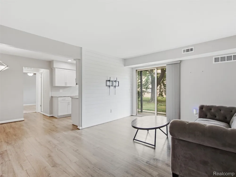 270 E 13 Mile Road #34 Madison Heights City, MI 48071