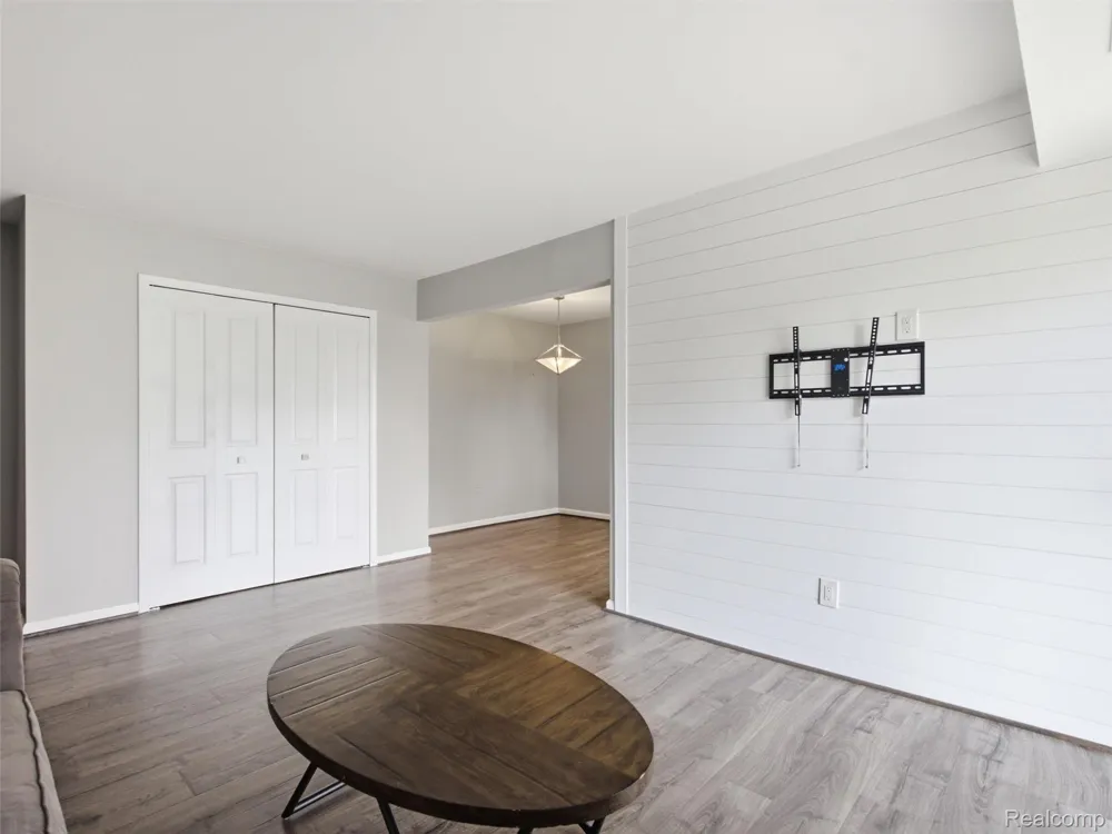 270 E 13 Mile Road #34 Madison Heights City, MI 48071
