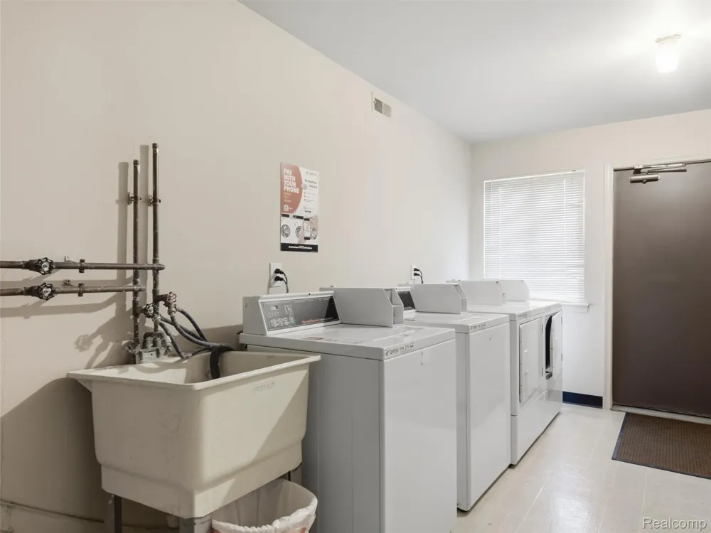 270 E 13 Mile Road #34 Madison Heights City, MI 48071