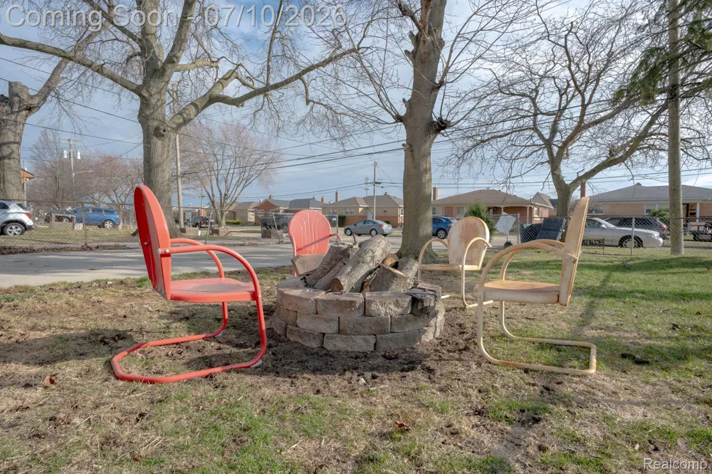22453 E 10 Mile Road St Clair Shores City, MI 48080