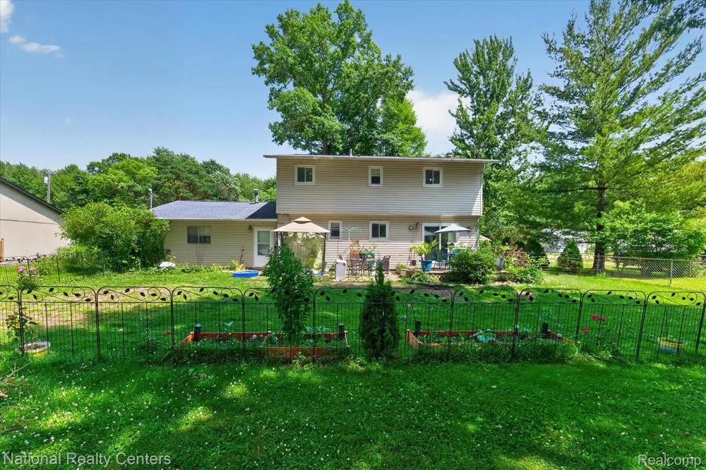9472 Lakepointe Boulevard Clay Township, MI 48001