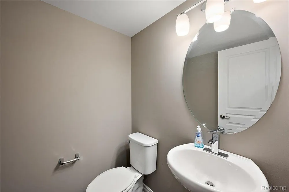 2877 Hartwick Drive Rochester Hills City, MI 48307
