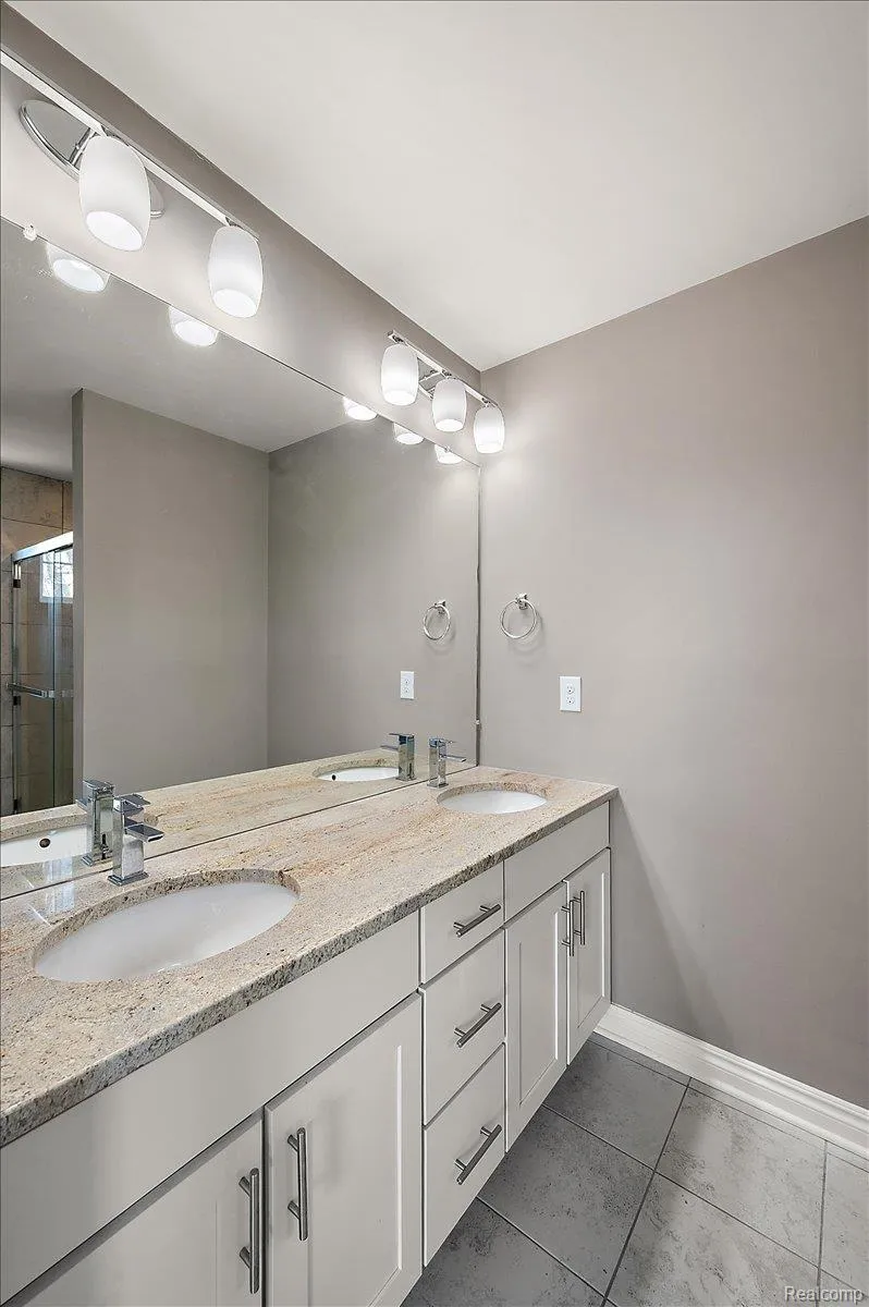 2877 Hartwick Drive Rochester Hills City, MI 48307