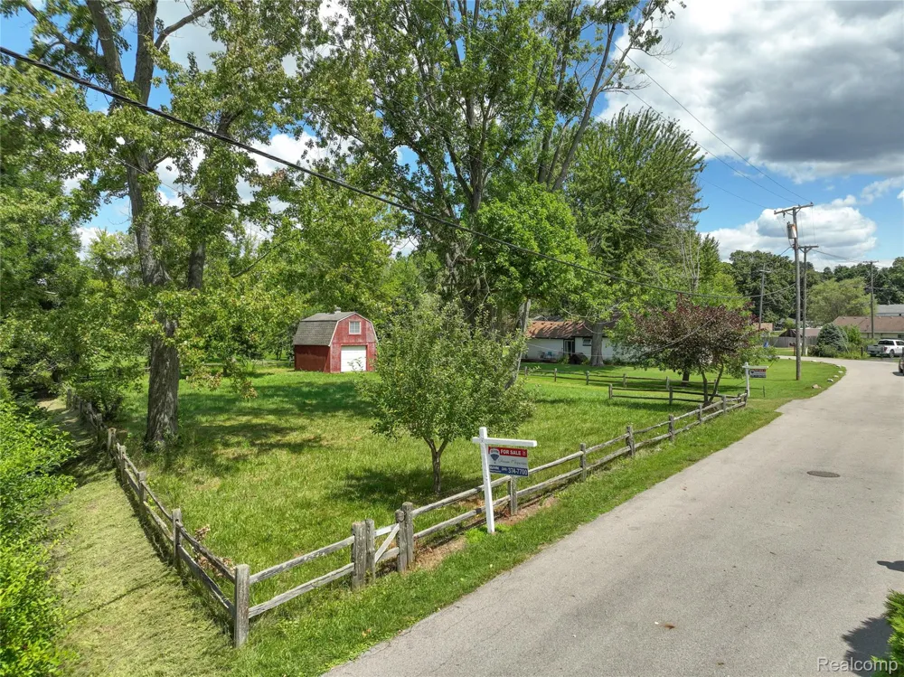 2 Elmhurst Drive Genoa Township, MI 48843