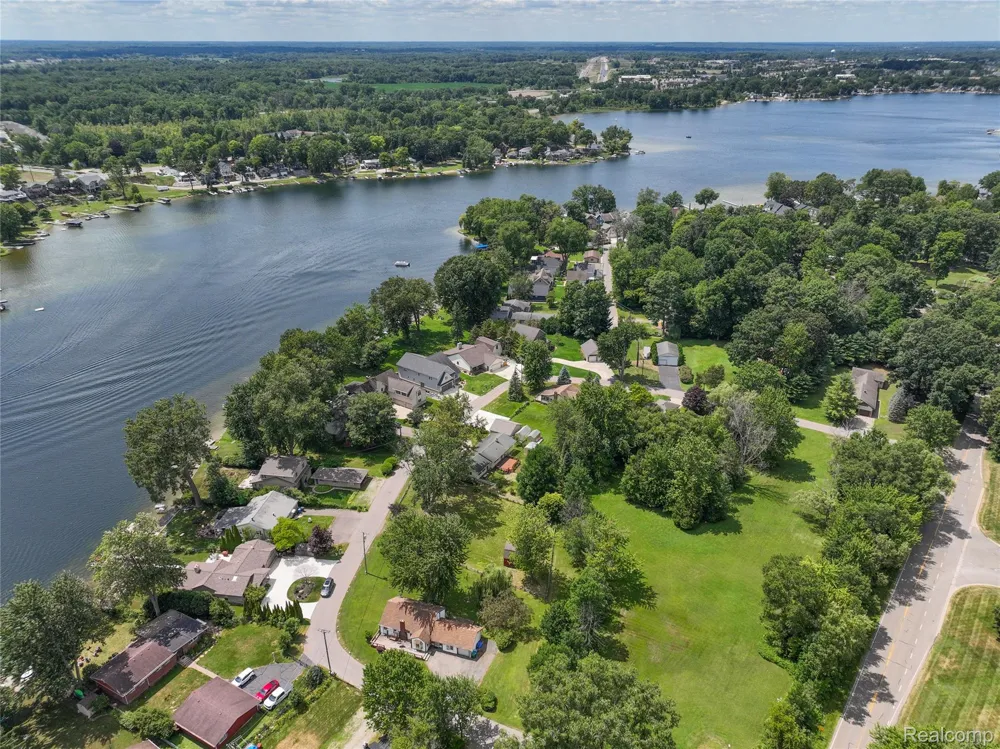 2 Elmhurst Drive Genoa Township, MI 48843