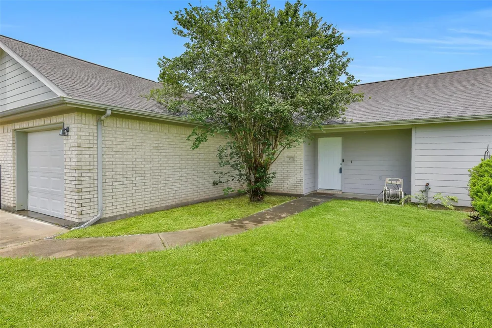1 Prairie Knoll Drive La Marque, TX 77510