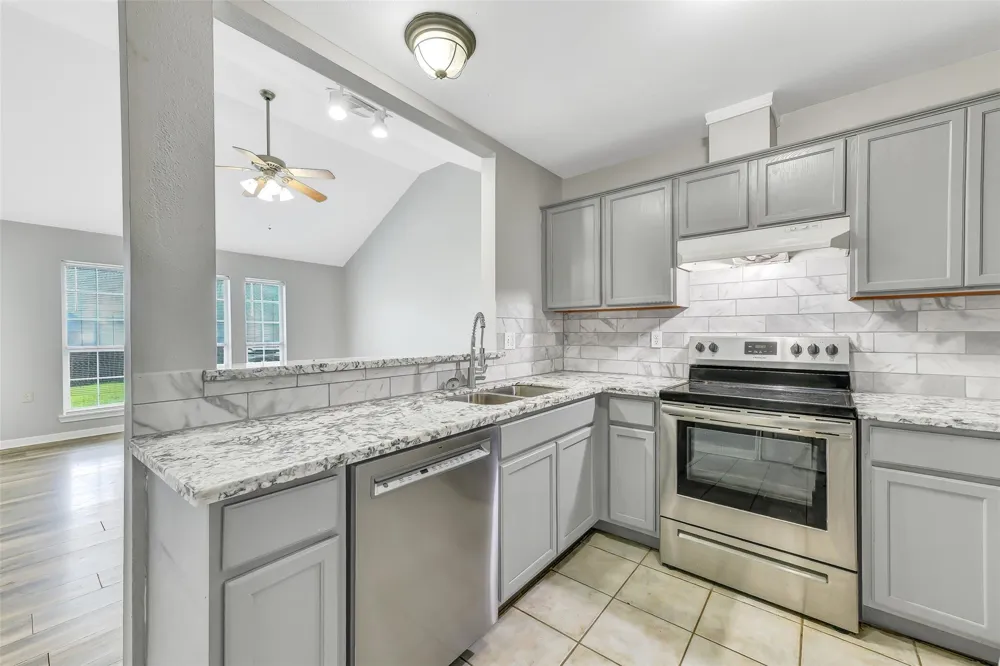 1 Prairie Knoll Drive La Marque, TX 77510