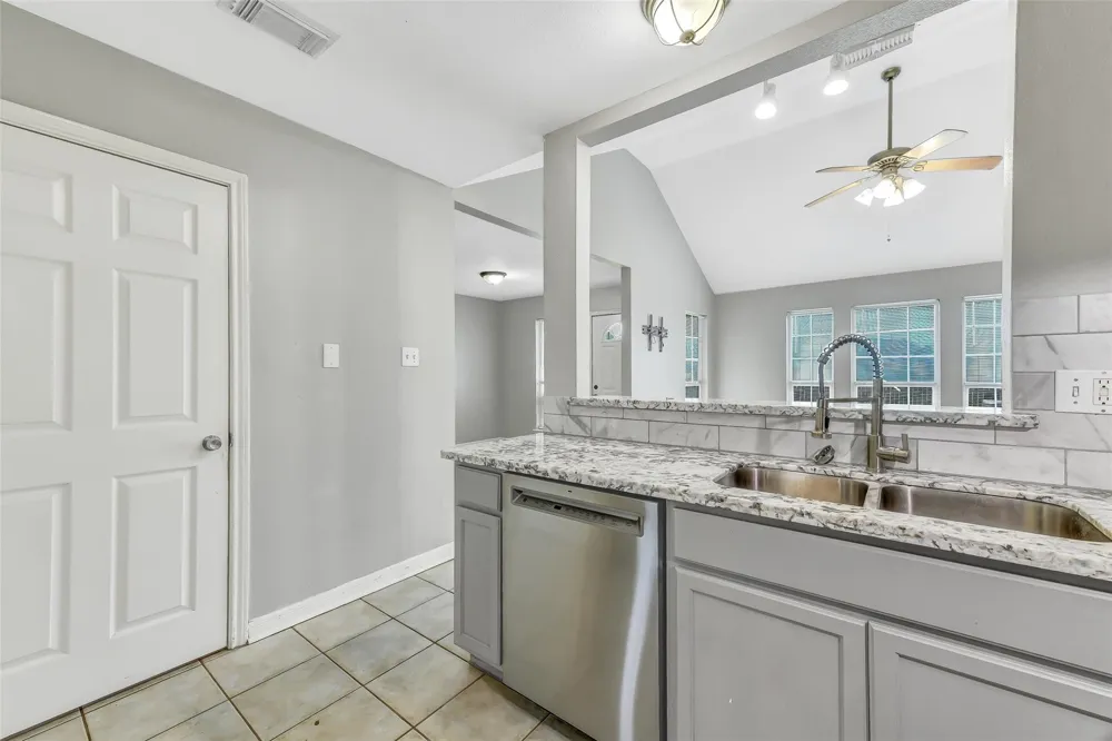 1 Prairie Knoll Drive La Marque, TX 77510