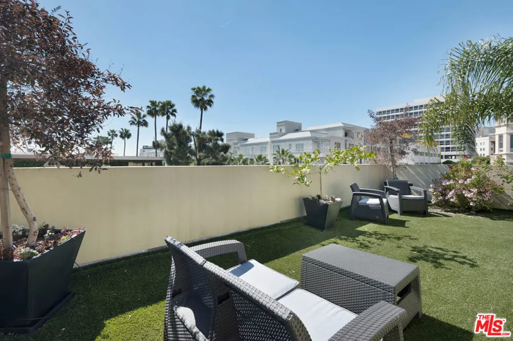 202 CRESCENT DRIVE #1 Beverly Hills, CA 90210
