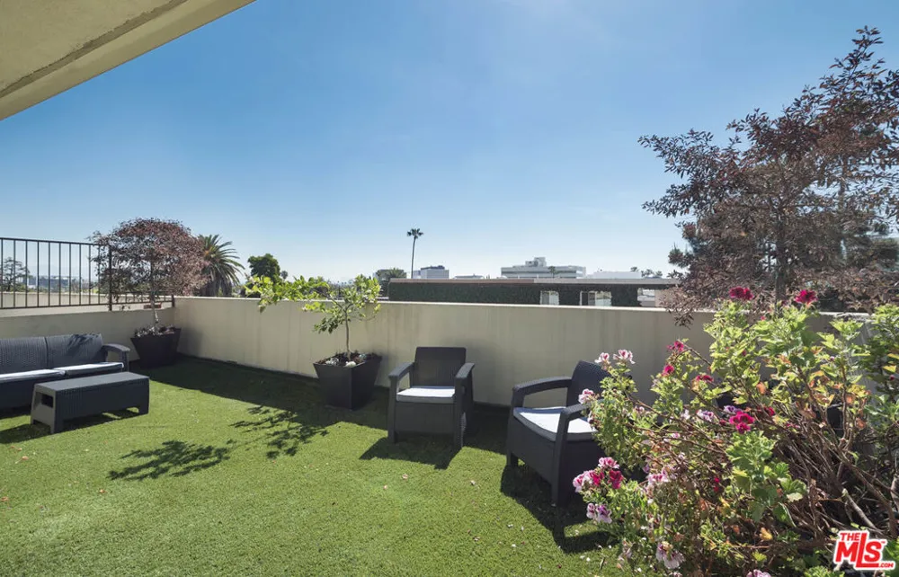 202 CRESCENT DRIVE #1 Beverly Hills, CA 90210