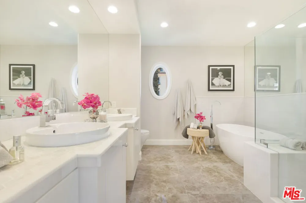 202 CRESCENT DRIVE #1 Beverly Hills, CA 90210