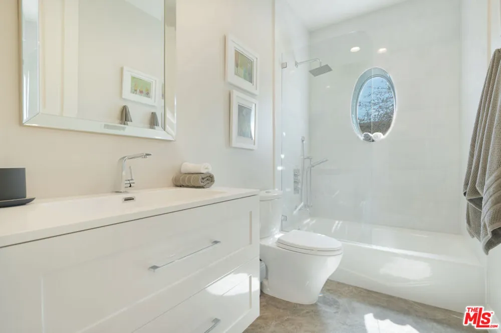 202 CRESCENT DRIVE #1 Beverly Hills, CA 90210