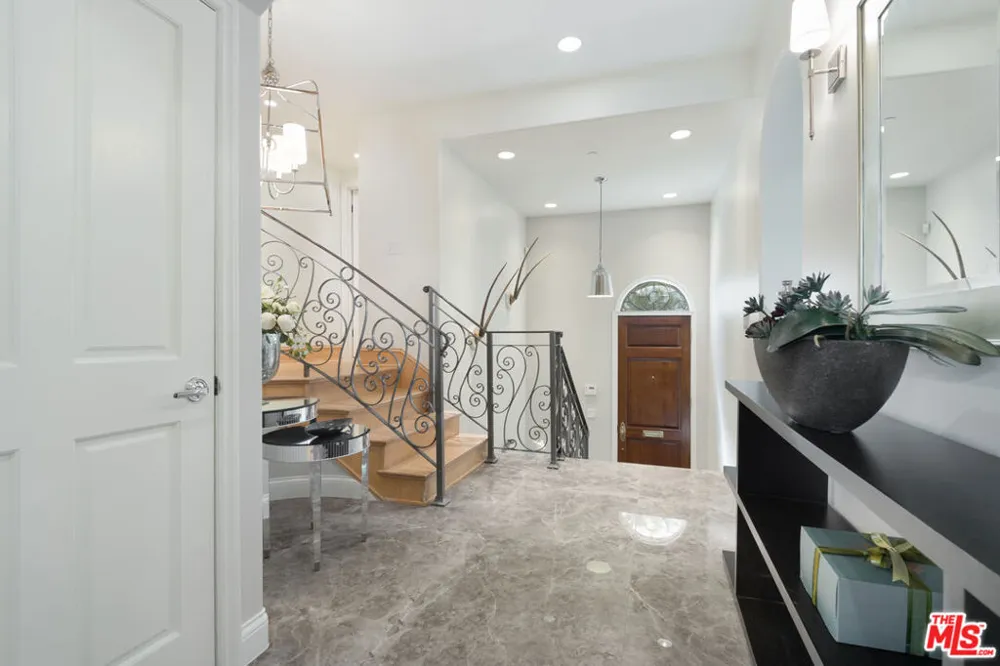 202 CRESCENT DRIVE #1 Beverly Hills, CA 90210
