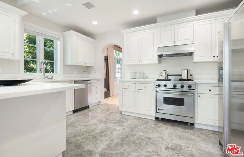 202 CRESCENT DRIVE #1 Beverly Hills, CA 90210