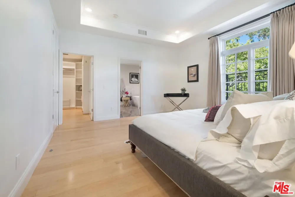202 CRESCENT DRIVE #1 Beverly Hills, CA 90210