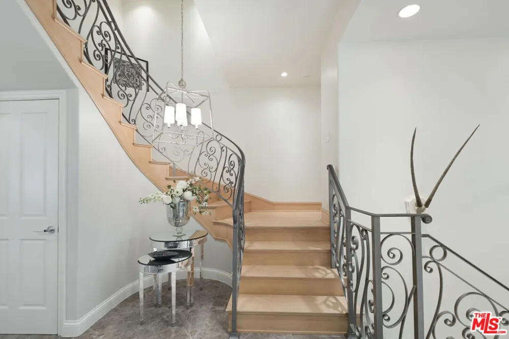 202 CRESCENT DRIVE #1 Beverly Hills, CA 90210