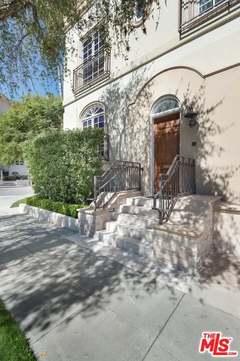 202 CRESCENT DRIVE #1 Beverly Hills, CA 90210