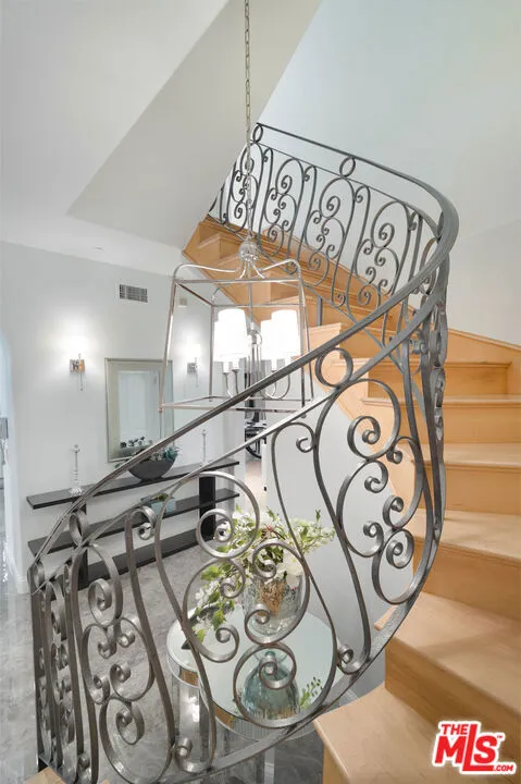 202 CRESCENT DRIVE #1 Beverly Hills, CA 90210
