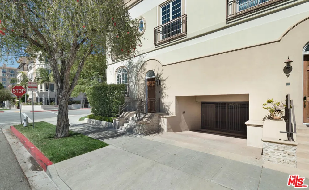 202 CRESCENT DRIVE #1 Beverly Hills, CA 90210