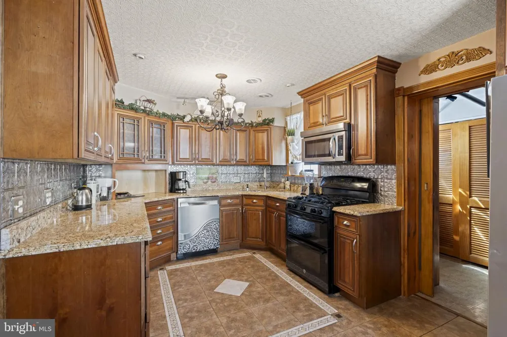 896 PINE HILL RD Philadelphia, PA 19115