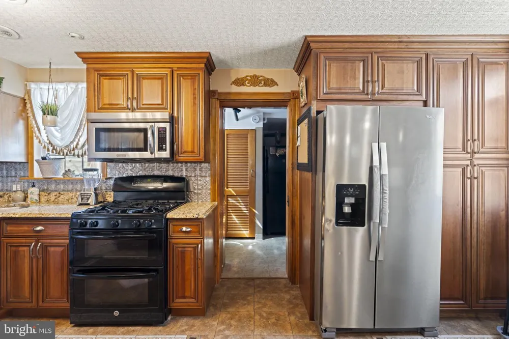 896 PINE HILL RD Philadelphia, PA 19115