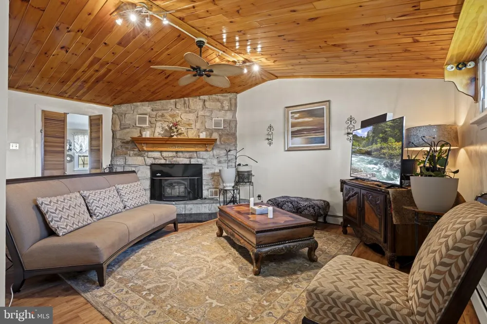 896 PINE HILL RD Philadelphia, PA 19115