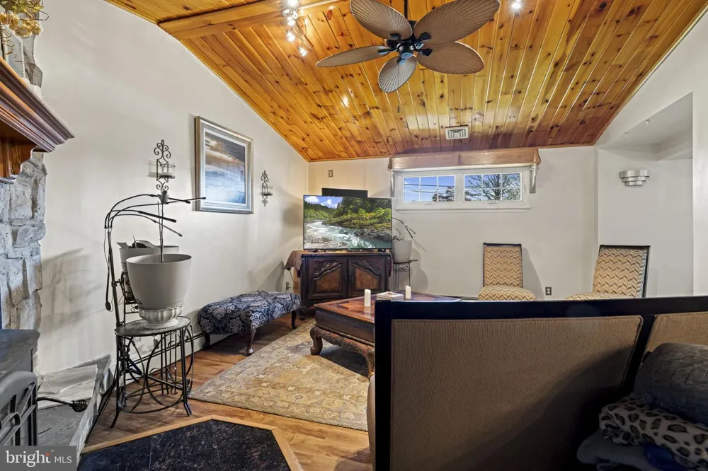 896 PINE HILL RD Philadelphia, PA 19115