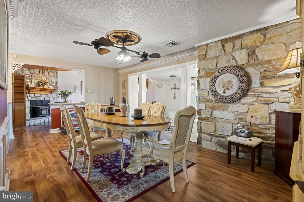 896 PINE HILL RD Philadelphia, PA 19115