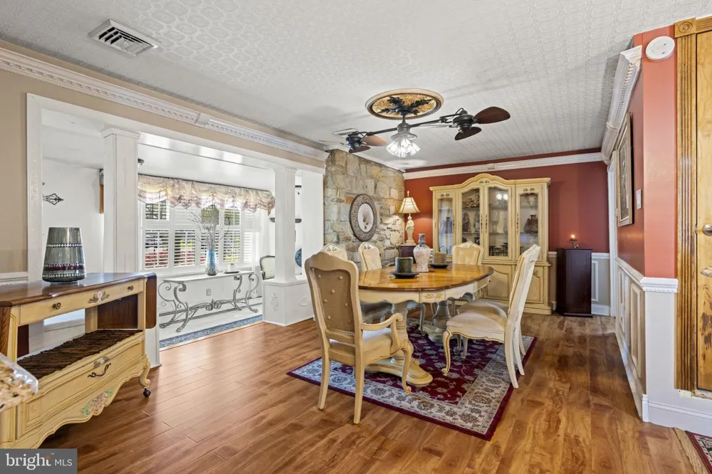 896 PINE HILL RD Philadelphia, PA 19115