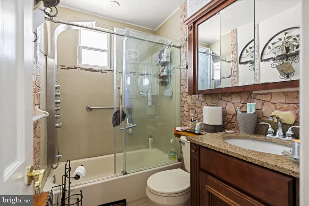 896 PINE HILL RD Philadelphia, PA 19115