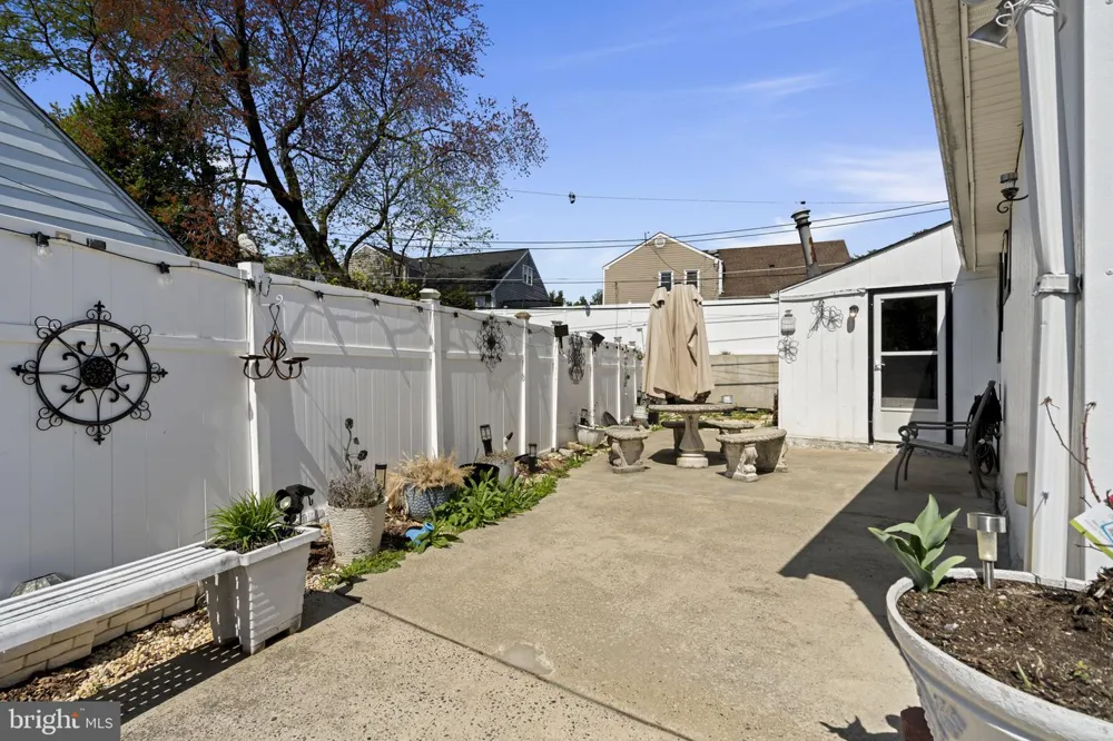 896 PINE HILL RD Philadelphia, PA 19115