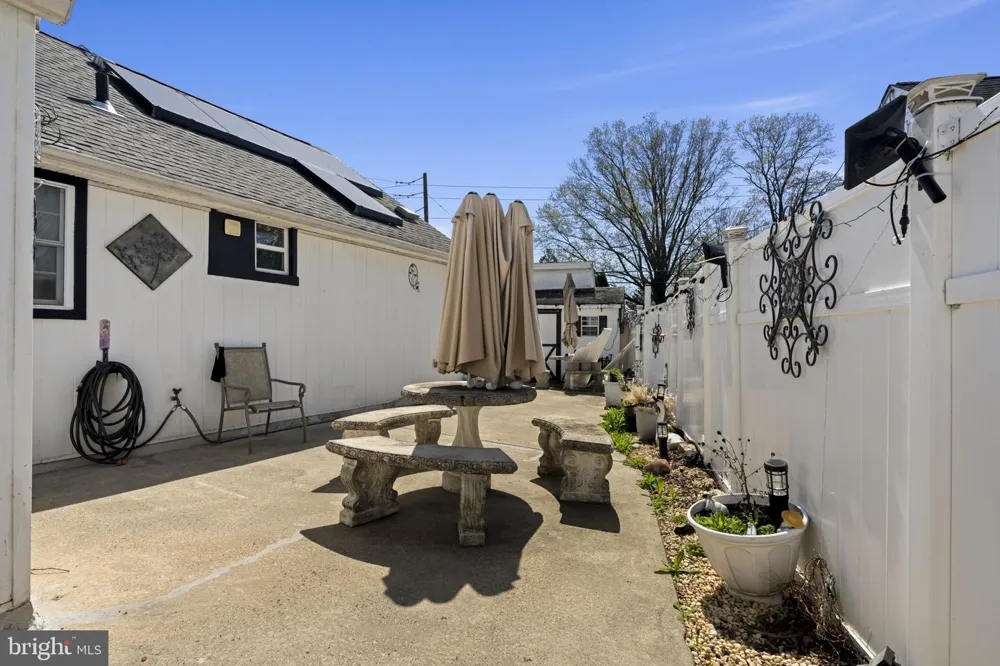 896 PINE HILL RD Philadelphia, PA 19115