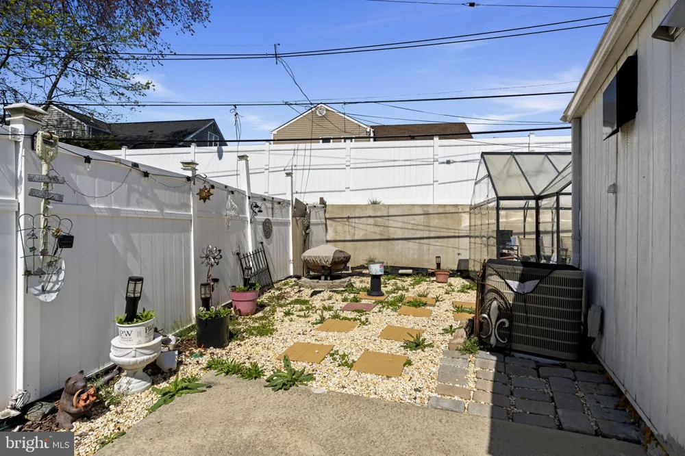 896 PINE HILL RD Philadelphia, PA 19115