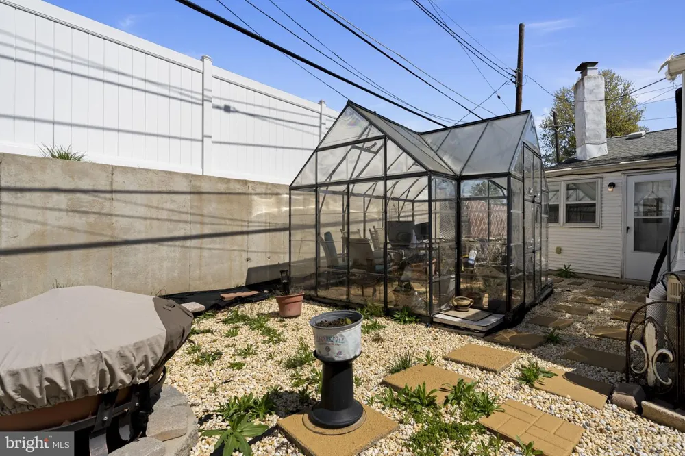 896 PINE HILL RD Philadelphia, PA 19115