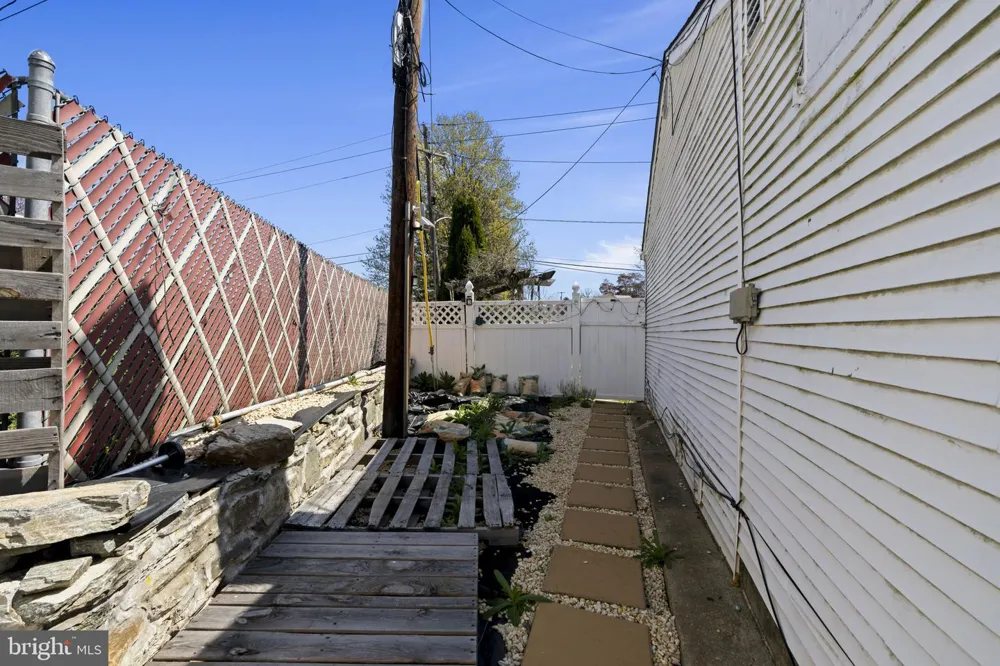 896 PINE HILL RD Philadelphia, PA 19115