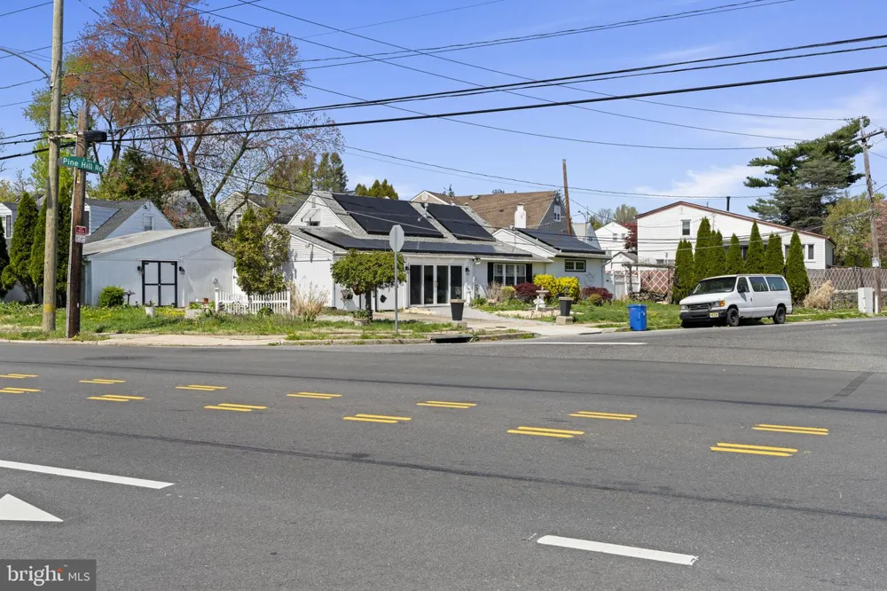 896 PINE HILL RD Philadelphia, PA 19115