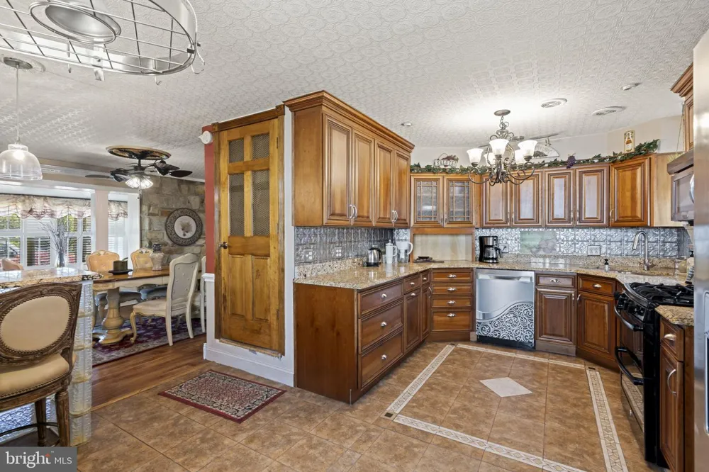 896 PINE HILL RD Philadelphia, PA 19115