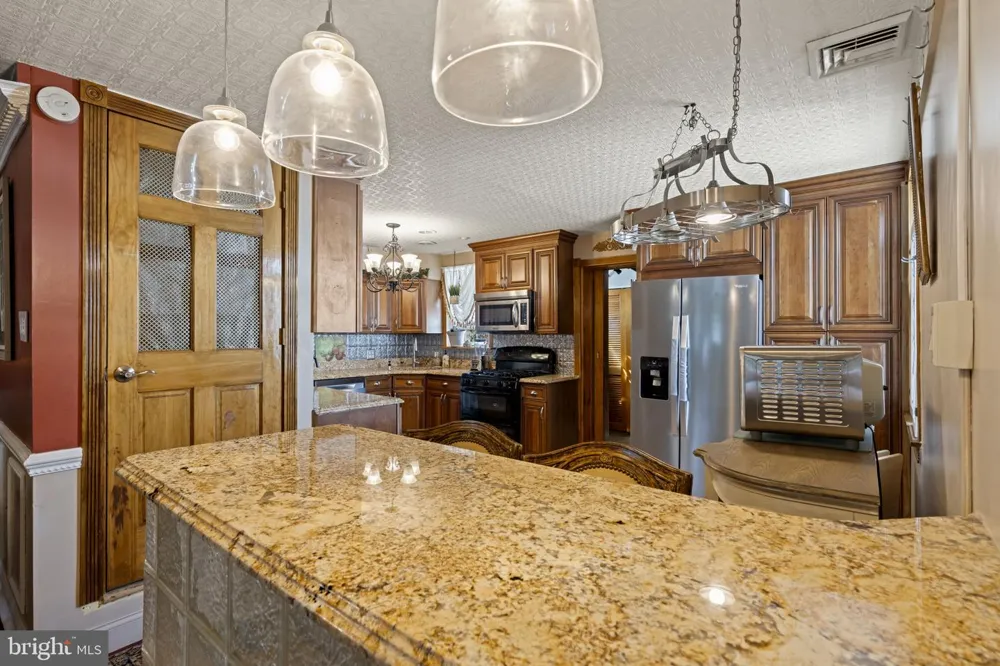 896 PINE HILL RD Philadelphia, PA 19115