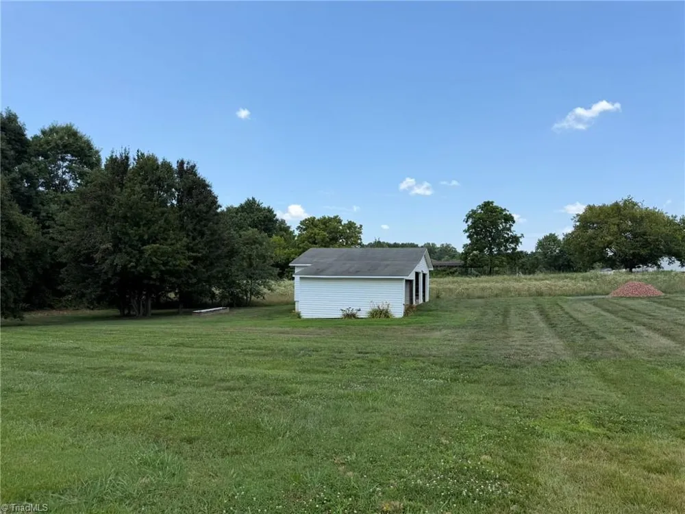 2421 Smithtown Road East Bend, NC 27018