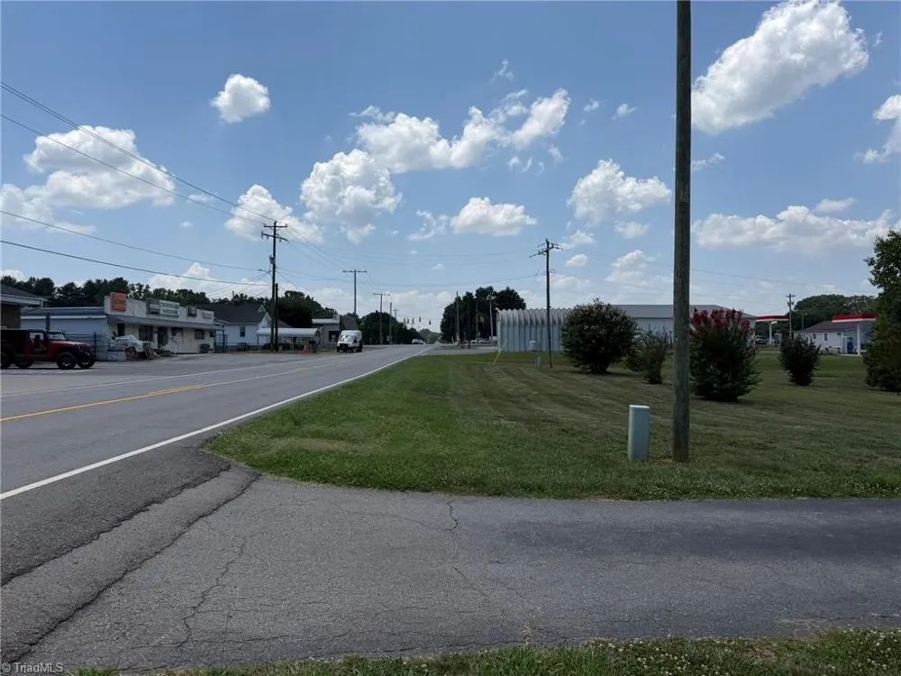 2421 Smithtown Road East Bend, NC 27018