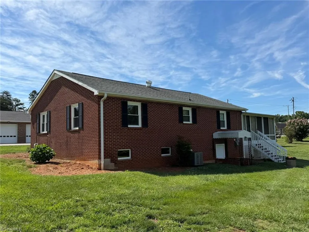 2421 Smithtown Road East Bend, NC 27018